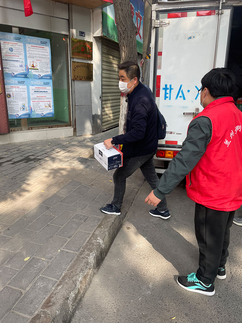愛(ài)心捐贈(zèng)暖人心，攜手共濟(jì)戰(zhàn)疫情——甘肅鴻成招標(biāo)代理有限公為抗疫一線的工作人員捐贈(zèng)物資(圖1)
